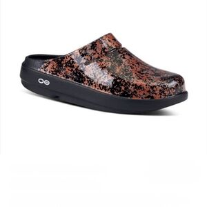 OOFOS OOclog Unisex Limited Edition Clog in Bellini Splash Women's 12/Men's 10